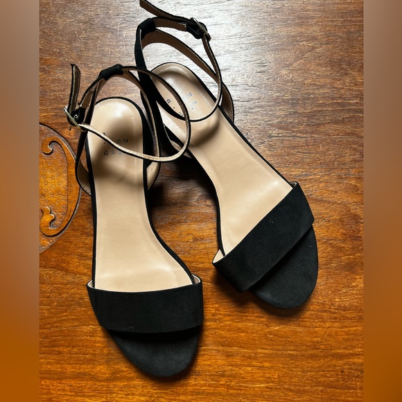 Universal Thread Heels - Picture 1 of 4